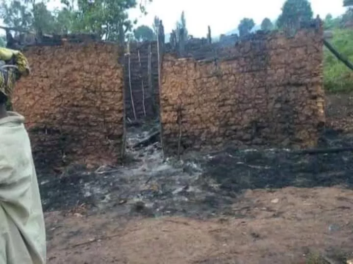 Kasaï-Oriental : 37 maisons incendiées à Bena Mpanda après l’intronisation d’un chef de localité