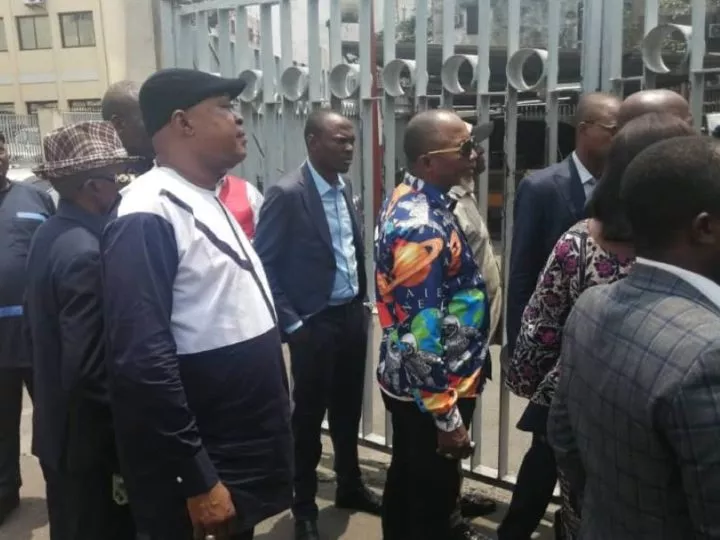 Députés Provinciaux en Sit-in au Ministère des Finances de la RDC: Réclamation de Salaires Impayés