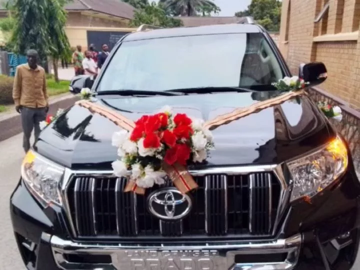 RDC : Félix Tshisekedi Offre une Jeep TX à Jossart Nyoka Longo pour Son 70e Anniversaire