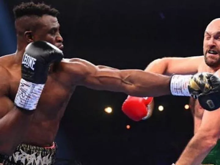 Francis Ngannou vs Tyson Fury : Un Début Impressionnant pour Ngannou, Mais Fury Reste Invaincu