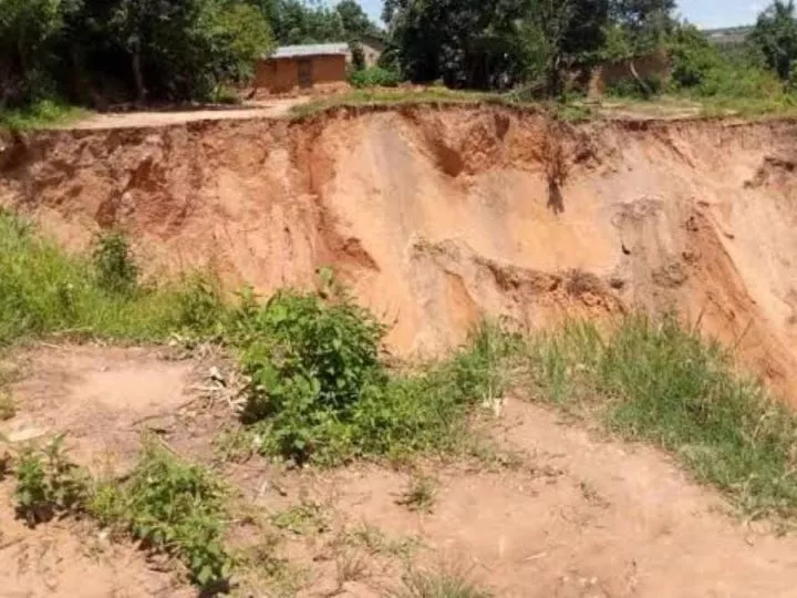 Aéroport de Tshikapa : Un Ravin en Progression Rapide Menace la Piste