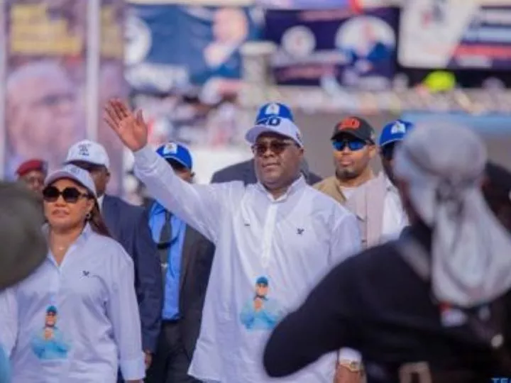RDC : André Mbata de l’Union Sacrée Impose la Photo de Félix Tshisekedi sur les Supports de Campagne