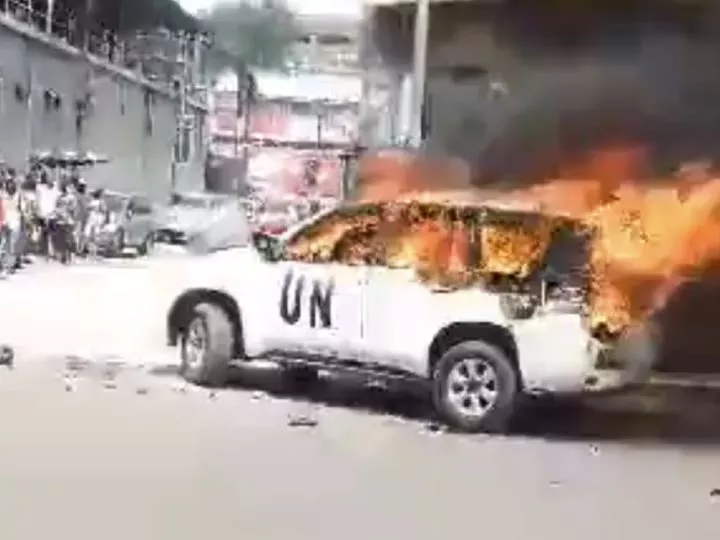 Des pneus brûlés et véhicule MONUSCO incendié : Escalade de violence à Kinshasa