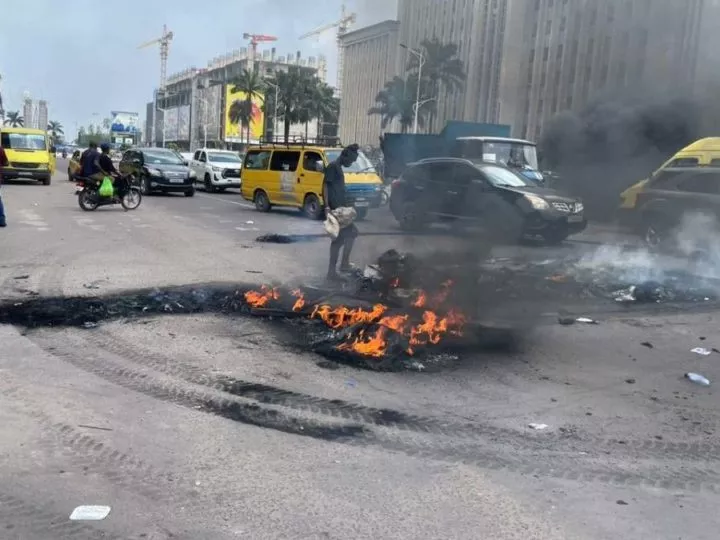 Tensions à Kinshasa : Manifestation Devant l’Ambassade des États-Unis Contre l’Indifférence Internationale