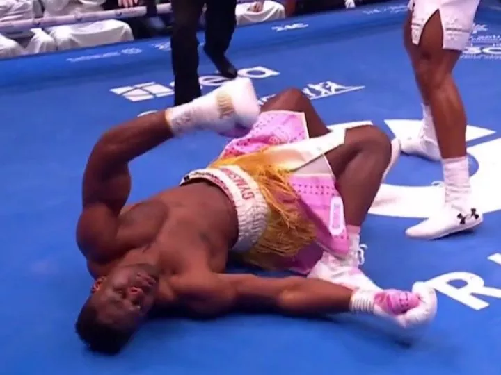 Boxe: Anthony Joshua Met KO Francis Ngannou en Deux Rounds à Ryad