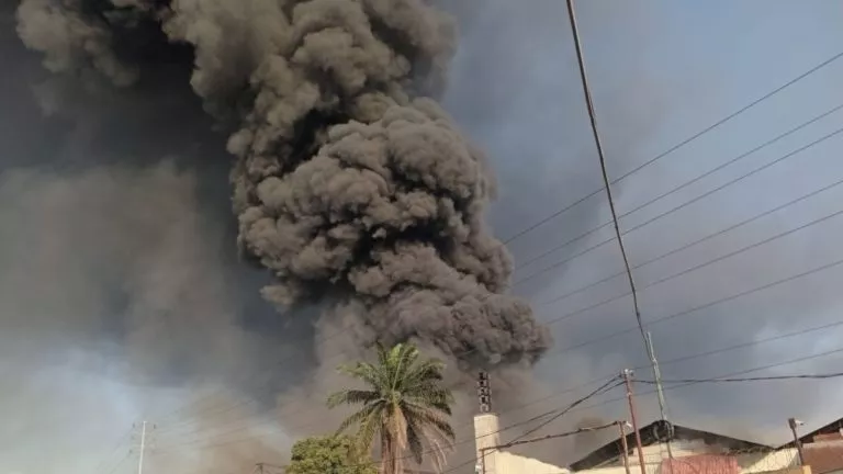 Incendie LIMETE majeur aux entrepôts de Plastico Do Sol