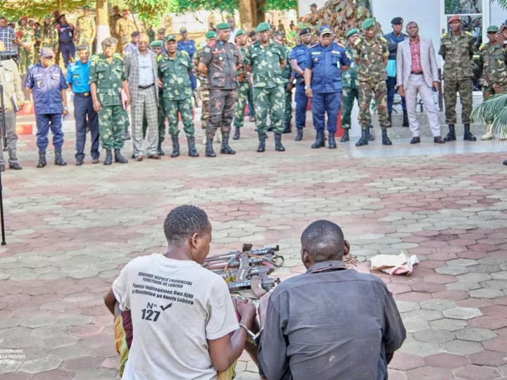 Ituri : aux arrêts, deux personnes armées présentées au gouverneur militaire