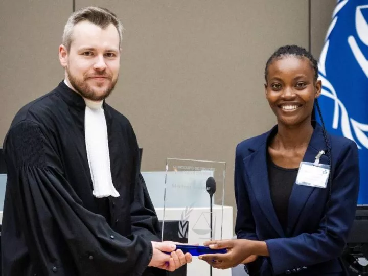 Concours de procès fictif de la CPI : Debora Sabanga de l’Unikin remporte le prix du meilleur orateur