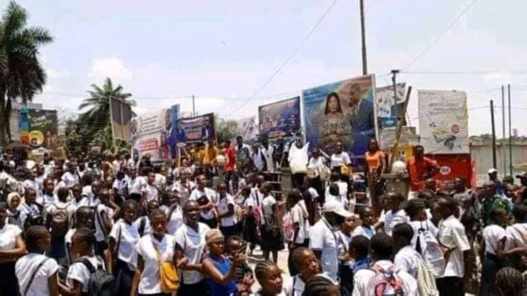 eleves_contre_la_greve_des_ensegnants_a_matadi_24