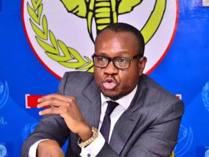 Révision de la Constitution : Delly Sessanga accuse Félix Tshisekedi de manipulation