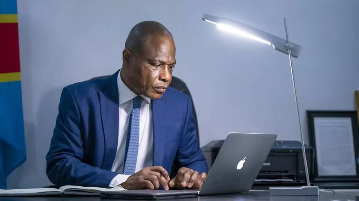Fayulu fustige Tshisekedi : “Une absurdité manifeste sur l’article 217 de la Constitution”